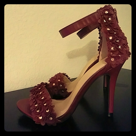 Maroon Chase & Chloe Heels - Picture 1 of 4